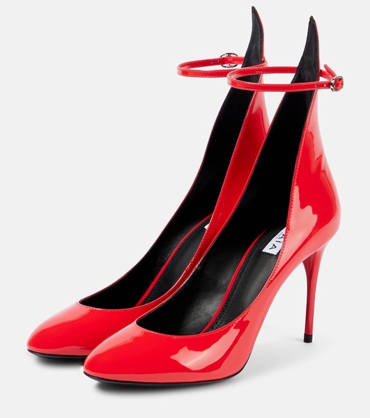 Decollete patent leather pumps