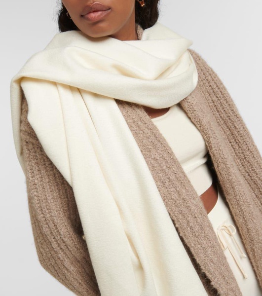 Cocooning cashmere scarf