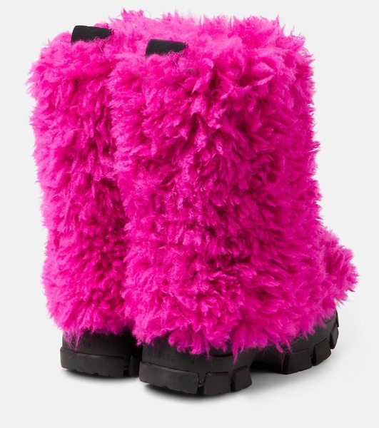 Bushy faux fur snow boots