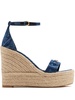 Versace sandali con zeppa barocco in denim