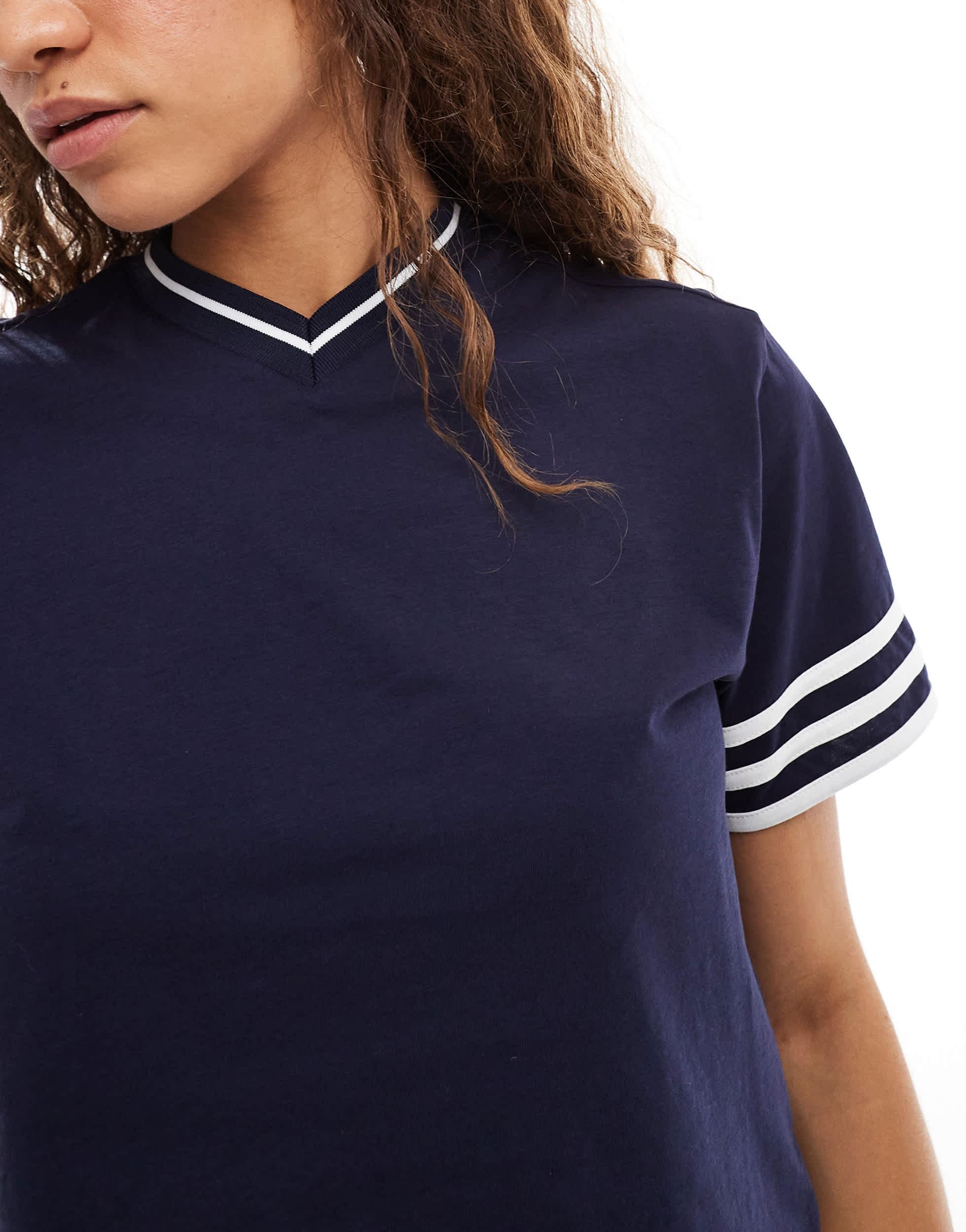 COLLUSION boxy V-neck cropped T-shirt in navy