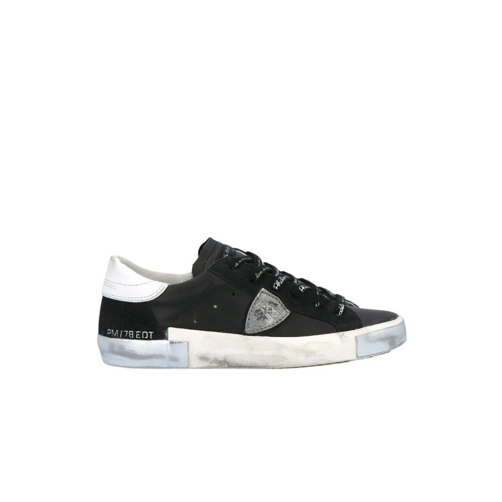 Black Low Top Sneakers with Modern Style