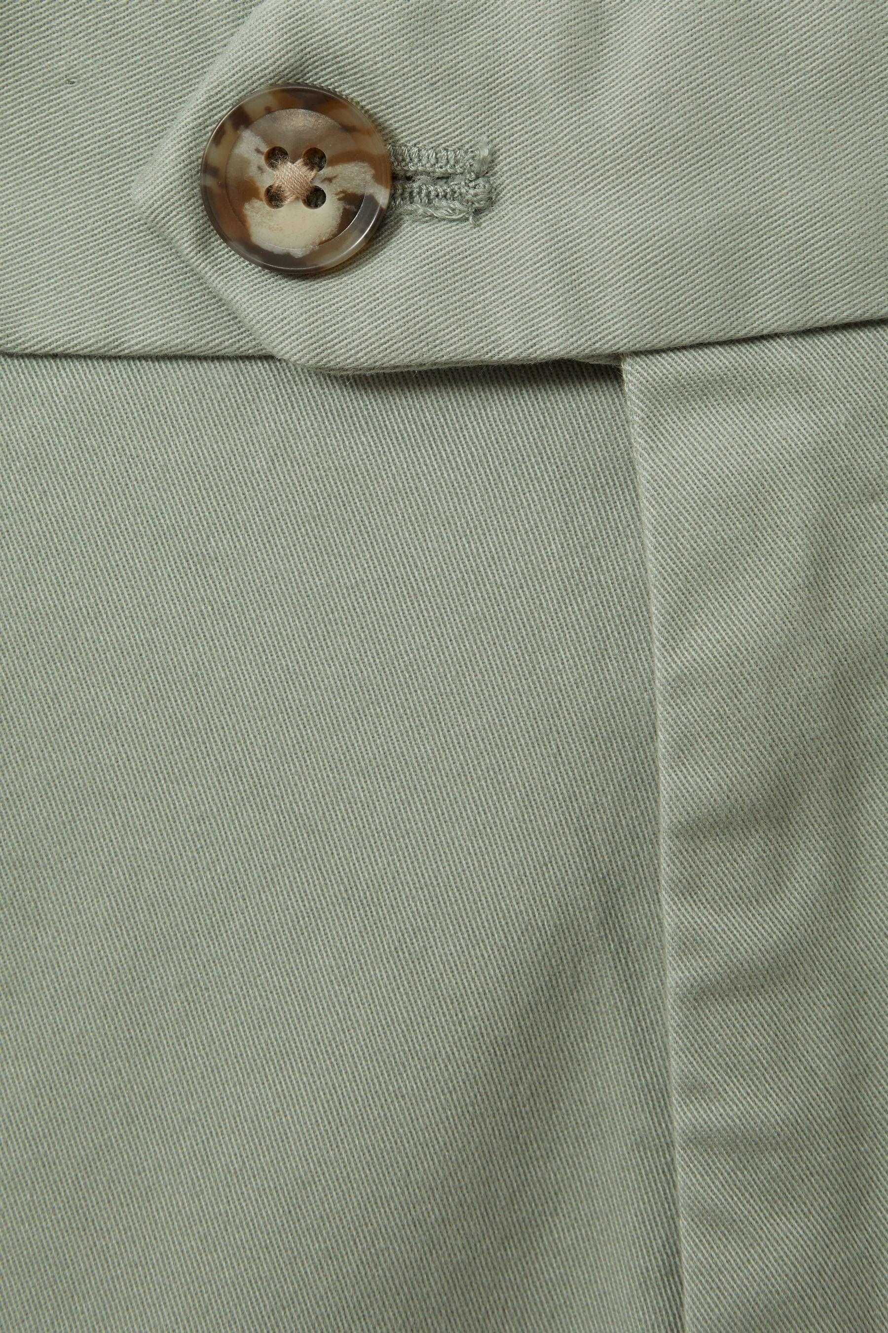 Modern Fit Cotton Blend Chino Shorts in Pistachio