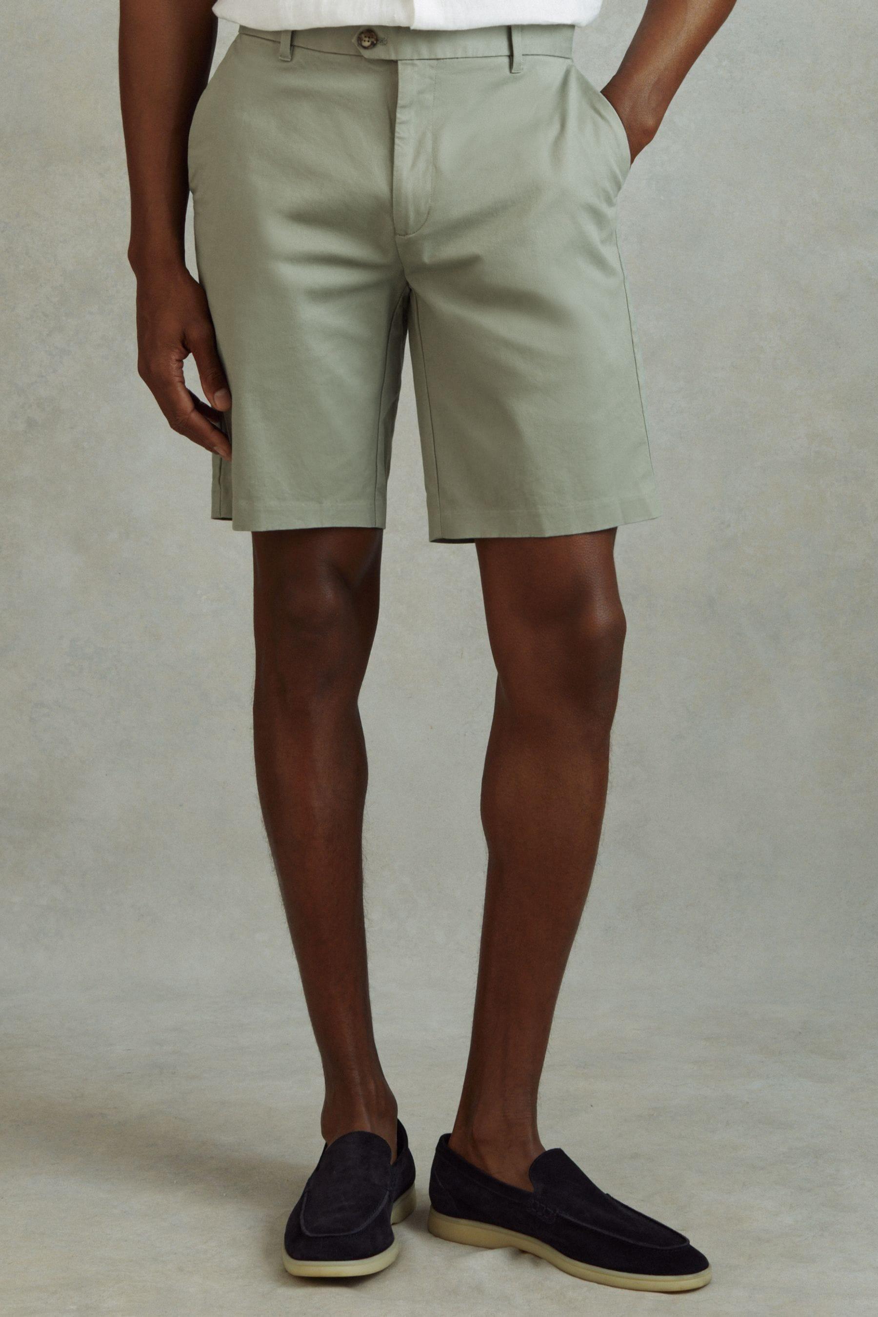 Modern Fit Cotton Blend Chino Shorts in Pistachio