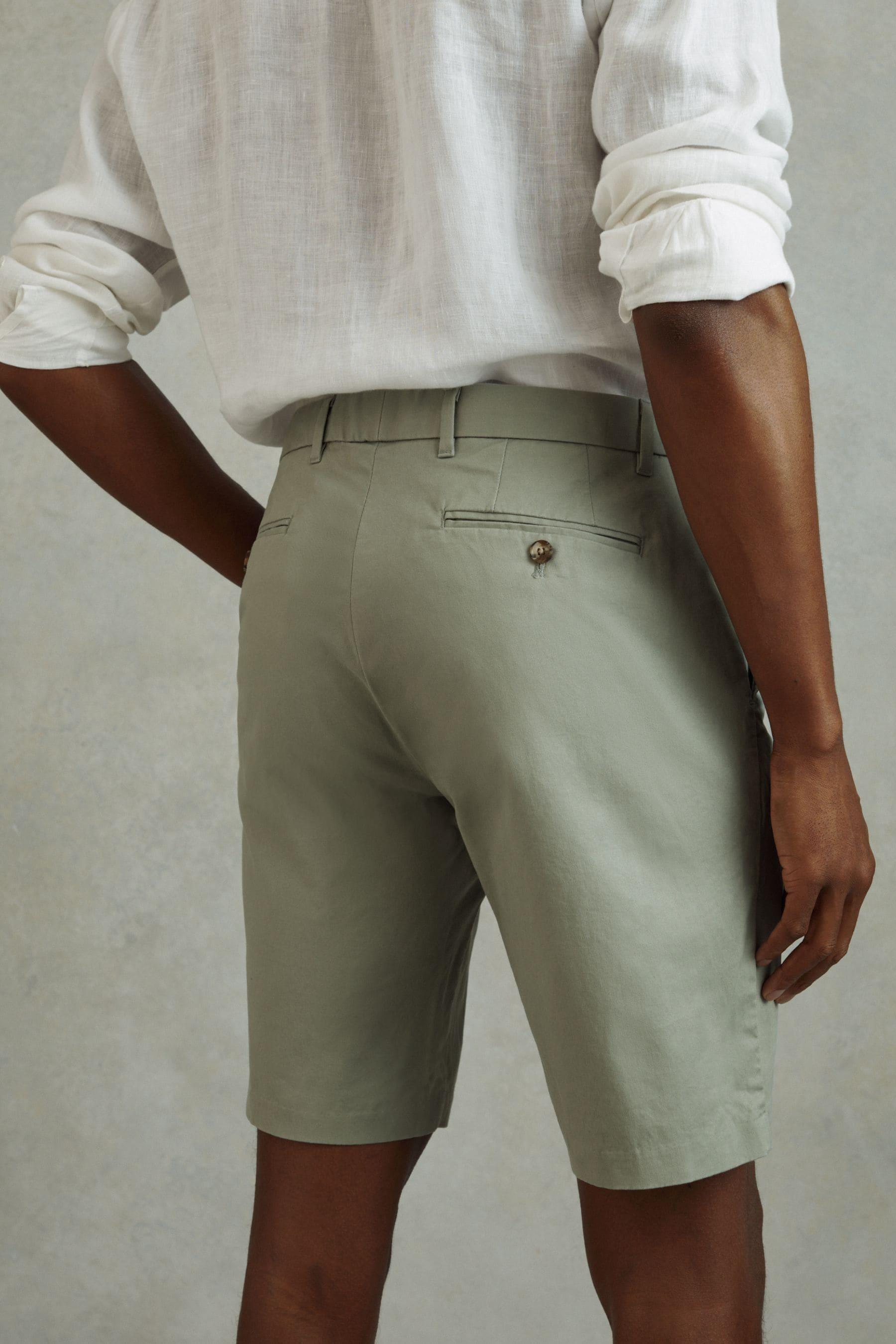 Modern Fit Cotton Blend Chino Shorts in Pistachio