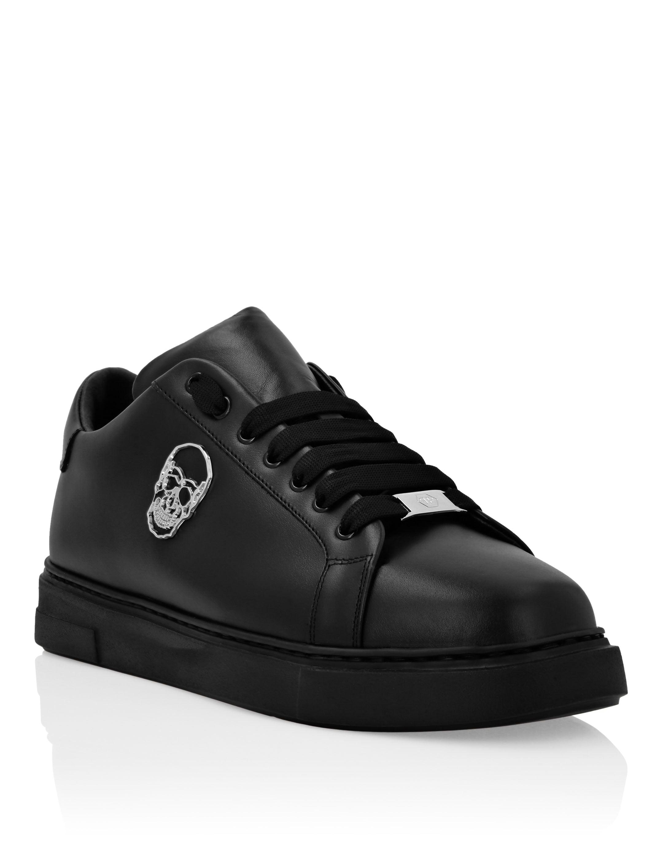 lo-top sneakers skull