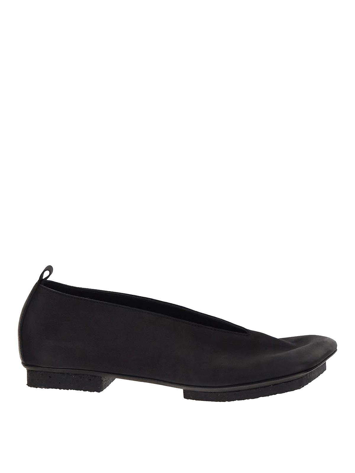 flats in black matt with slanted squared toe