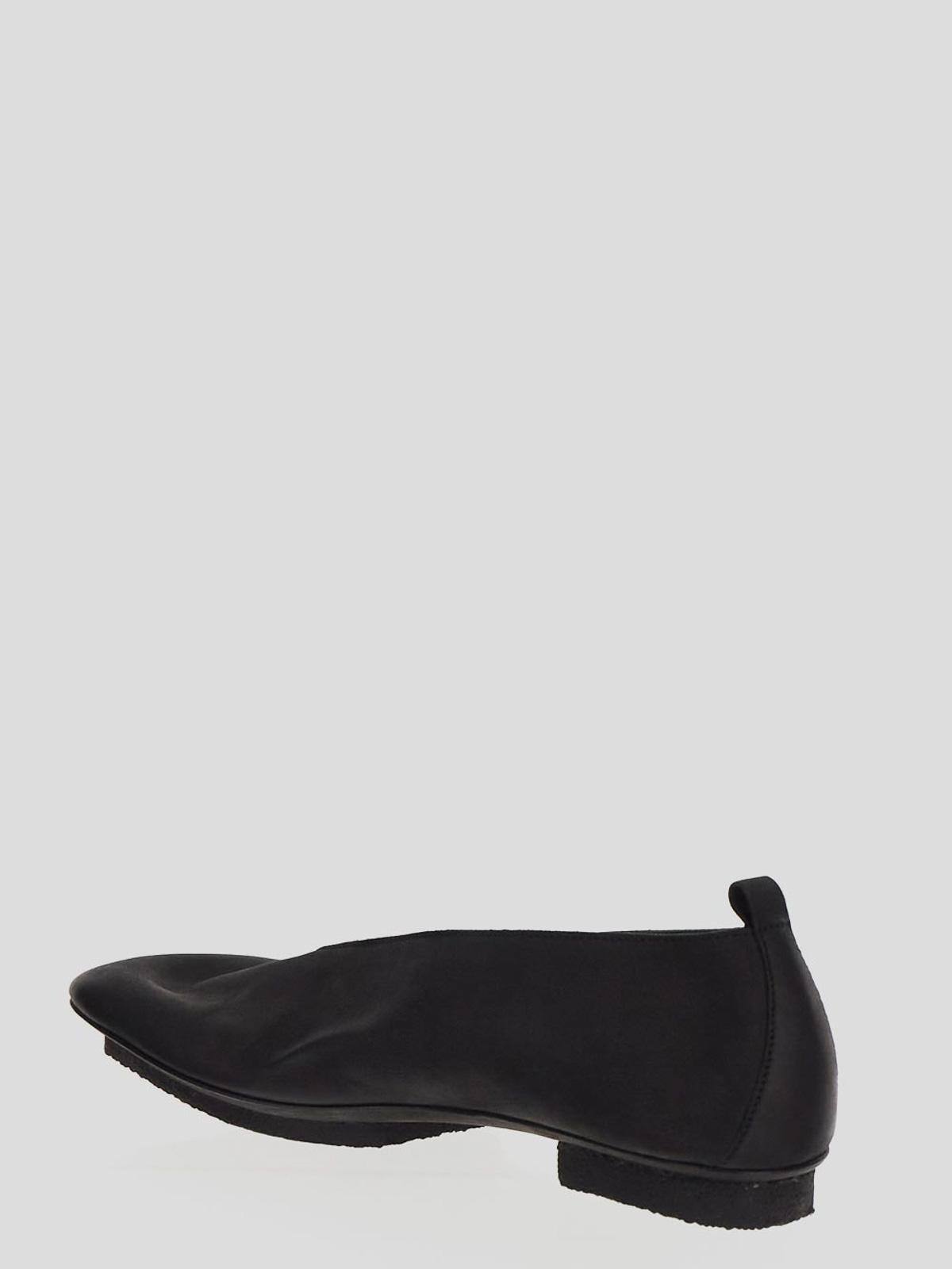 flats in black matt with slanted squared toe