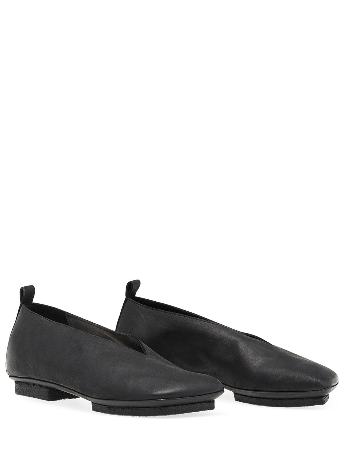 Leather Ballet Flats With An Asymmetric Toe