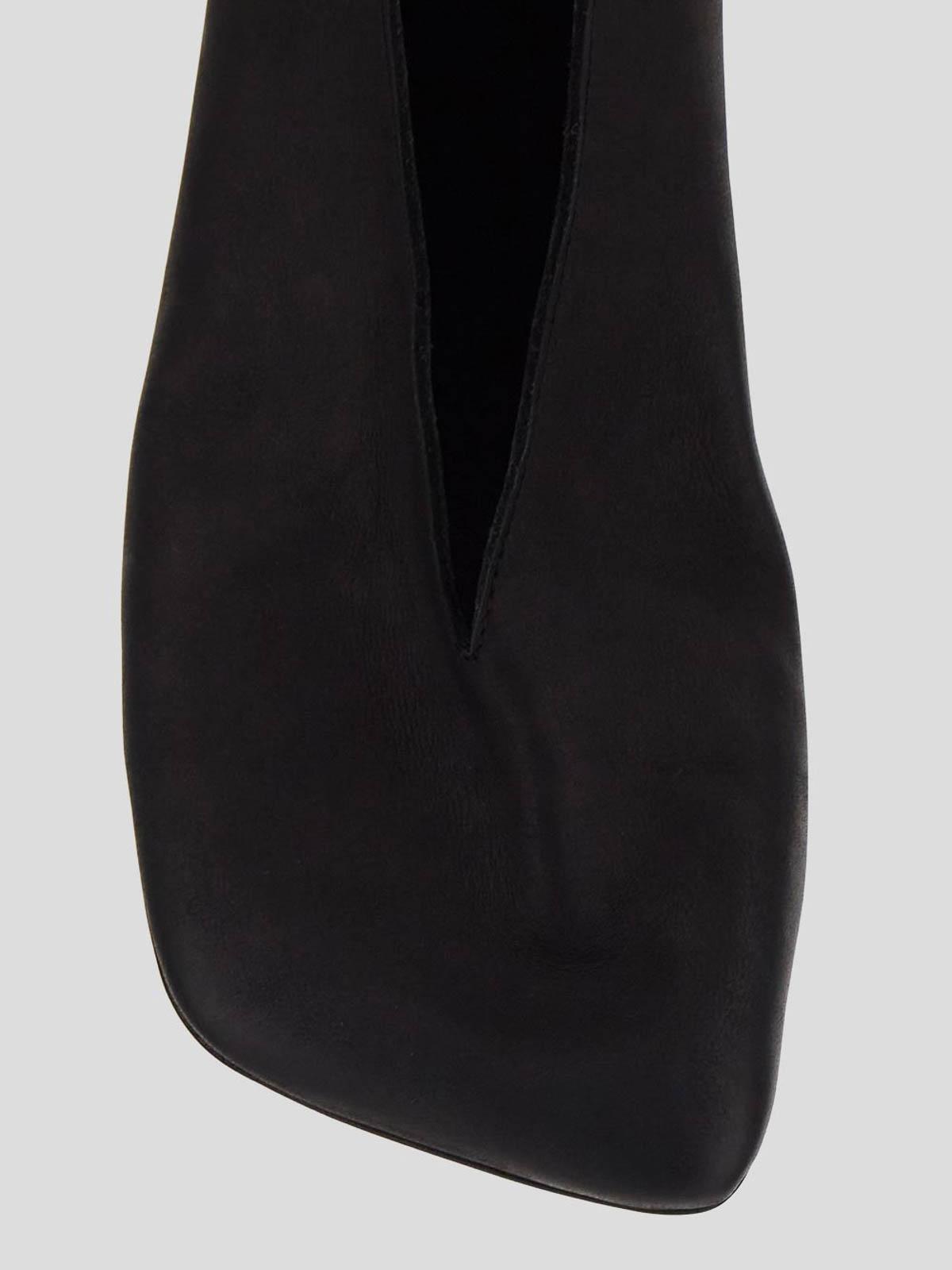 flats in black matt with slanted squared toe